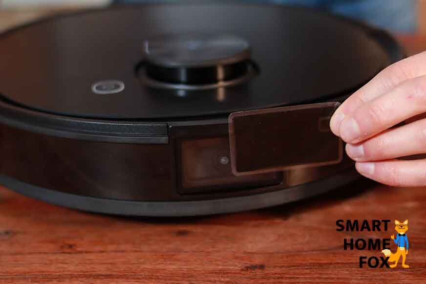 Eine schwarze Abdeckfolie wird vor die Kamera des Ecovacs Deebot T9 AIVI gehalten.